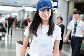 38岁董洁穿运动裤装少女，踩了一双“易拉罐鞋”，还会发亮！图片