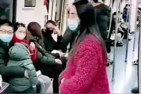 地铁上，男子公然趴地上当板凳，让怀孕妻子坐背上，网友：辣眼睛图片