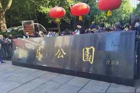 上海人民公园相亲角，犹如人才市场招聘会，高知青年为何单身？图片