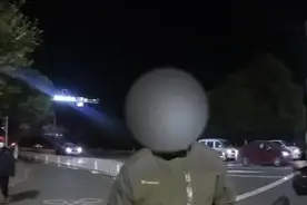 电动车走机动车道被民警处罚，驾驶员：“罚的我心里服，我和你握个手”图片