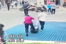 成都老太太碰瓷小学生？警方通报遭质疑，目击者：没有人敢扶她图片