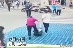 成都老太太碰瓷小学生？警方通报遭质疑，目击者：没有人敢扶她图片