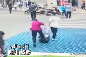 成都老太太碰瓷小学生？警方通报遭质疑，目击者：没有人敢扶她图片