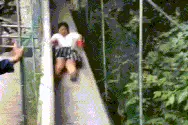 搞笑GIF：遇上猪一样的队友，好心疼最后一名一秒钟图片