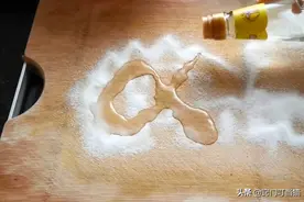 菜板只用清水洗，等于吃细菌，教你一个妙招，菜板干净不发霉图片