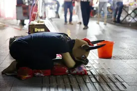 15岁农村少女街头行乞，扮成“牛”骑一次5元，背后故事让人落泪图片