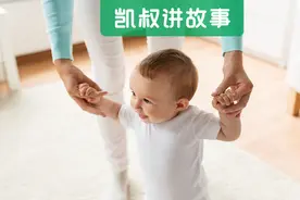“不会爬就会走”和“先爬后走”的孩子，10年后差异巨大图片