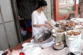 广东大叔街头卖饭13年，13元一碗肉给得不少，开豪车的老板也来抢图片