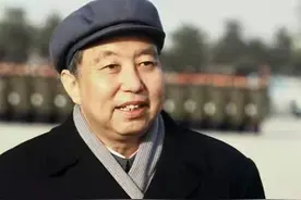 揭秘：为何毛主席选择了邓小平、华国锋当接班人？图片