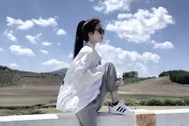 灰色运动束脚裤配什么上衣更好看，试试这样穿，洋气减龄很清新图片
