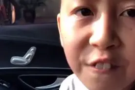 7岁男孩嫌弃妈妈长得丑，天使表情却说残忍的话语引争议图片