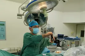 西安市红会医院完成世界首例新型经皮骨水泥桥接螺钉系统联合椎体成形术治疗症状性陈旧性骨质疏松椎体骨折术图片