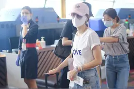 马伊琍低调走机场，把牛仔包臀鱼尾裙穿到脚踝，休闲又大方图片