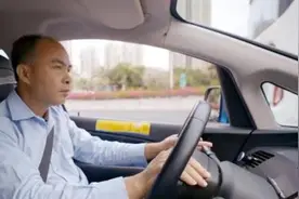 深圳“的哥”寻子17年：儿子照片放车上，不放过任何打听机会图片