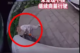 监控画面揪心！车轮直接从两个孩子身上轧了过去图片