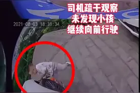 监控画面揪心！车轮直接从两个孩子身上轧了过去图片