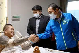 “馆长”被枪击住院，政治人物纷纷探望，网友叹：台湾政治的悲哀图片