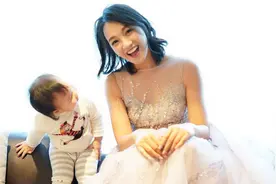 朱丹晒女儿给弟弟喂饭照片，7个月大的儿子出镜，虎头虎脑很可爱图片