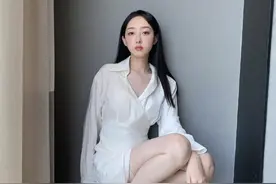 蒋梦婕晒新造型，白色衬衣裙超显身材，蹲着也能拍出大片感图片