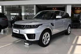 油耗2.7L的大路虎！宽度2米够宽敞，带你看揽胜运动版新能源图片