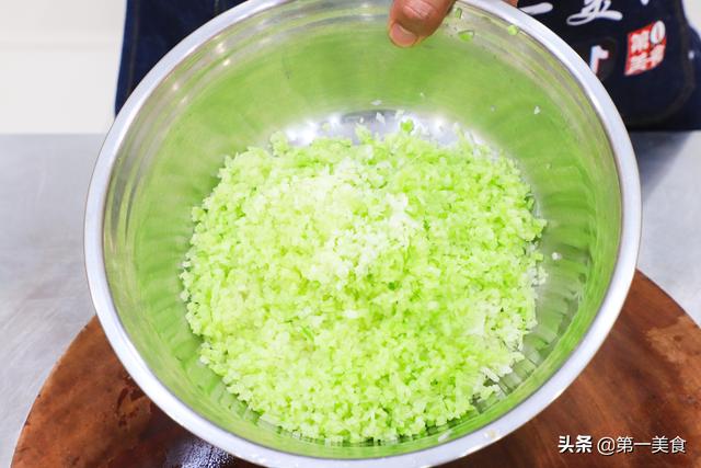 家常炸萝卜丸子的正确教程，色泽金黄，外酥里嫩不回软，省时省力