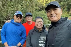 周润发近况：退休养老生活，晨练爬山与素人合影毫无架子图片