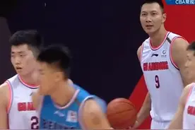 易建联再次凝视+怒吼小队员！广东狂输首钢24分！都是新人的错？图片