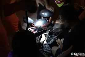 北京：消防急先锋，成功解救卡脚男孩图片