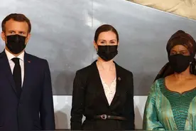马克龙久违同框芬兰美女总理，无法吻脸颊却也亲密，政坛金童玉女图片
