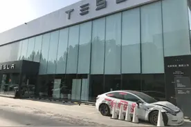 “别再撒泼打滚了！”由被同情转而遭质疑谩骂，特斯拉女车主：他们想转移注意力图片