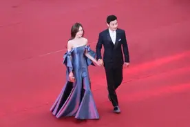 唐嫣、罗晋现身红毯，从头到脚都很时尚，尤其是罗晋的鞋子图片