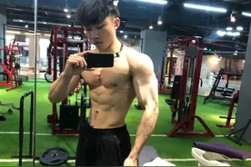 22岁小哥健身4年，练出拉丝般的肌肉，身材真的太令人羡慕了图片