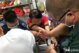 女子被压面机“吃手”，指尖已经缺血发黑，消防部门联合120紧急救援图片