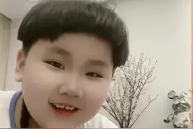 郭德纲二婚妻子罕晒6岁小儿子，豪宅内景曝光，长长的小辫子吸睛图片