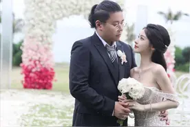 网红小初海边办奢华订婚宴，戴3克拉鸽子蛋，男友颜值身材遭狂嘲图片