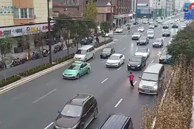 5G现场｜郑州一女子横穿马路，急刹一排车图片