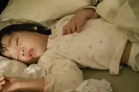 5岁女儿独自睡2米大床，却总说太“挤”，妈妈查看监控后放声大哭图片