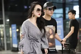 冉莹颖解锁新穿搭！连体短裤藏不住3d身材，体型比拳王老公还壮硕图片