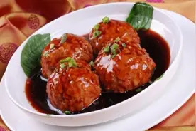 “红烧狮子头”的家常详细做法，外酥里嫩，还没有吃馋的直流口水图片
