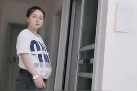 怀孕发福抢老公衣服穿，意外成就“霸气孕妇”，网友：优雅将军肚图片