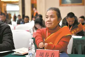 四川女子天生无手无脚，却嫁给一米八帅气丈夫，生育一对健康儿女图片