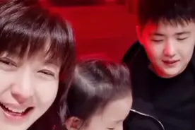 闫学晶一家三口同框！哥哥紧盯妹妹小心呵护，异父兄妹相差24岁图片