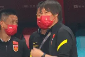 出线有戏！李铁国足首秀太完美：下半场2神奇换人致敬里皮图片