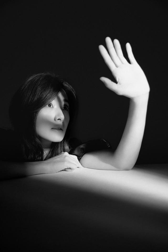 49岁苏慧伦近照曝光!皮肤白皙像刚出道,疑与老公5年婚变求复出