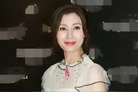 李嘉欣不愧是“最美港姐”，穿白色纱裙搭“袜子鞋”，美得更出众图片