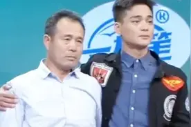 儿子抱着老爸，哭着唱《父亲》，歌都唱不下去了，评委立马给票图片