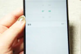教你一个手机技巧，设置定时开关机，再也不怕晚上睡觉被打扰了视频封面
