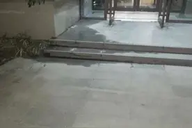 可恶！西安一小区高层住户接连往下泼水，业主每天经过单元门口提心吊胆图片