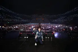 被遗忘的“情歌教父”周传雄，其专辑销量过亿，但为何沦为卖唱图片