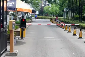 骑车出小区被拦车杆砸伤，责任如何划分？图片